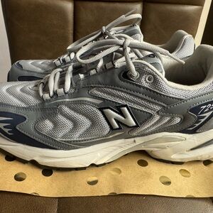 Men's New Balance 725 Sneakers in Gray and White